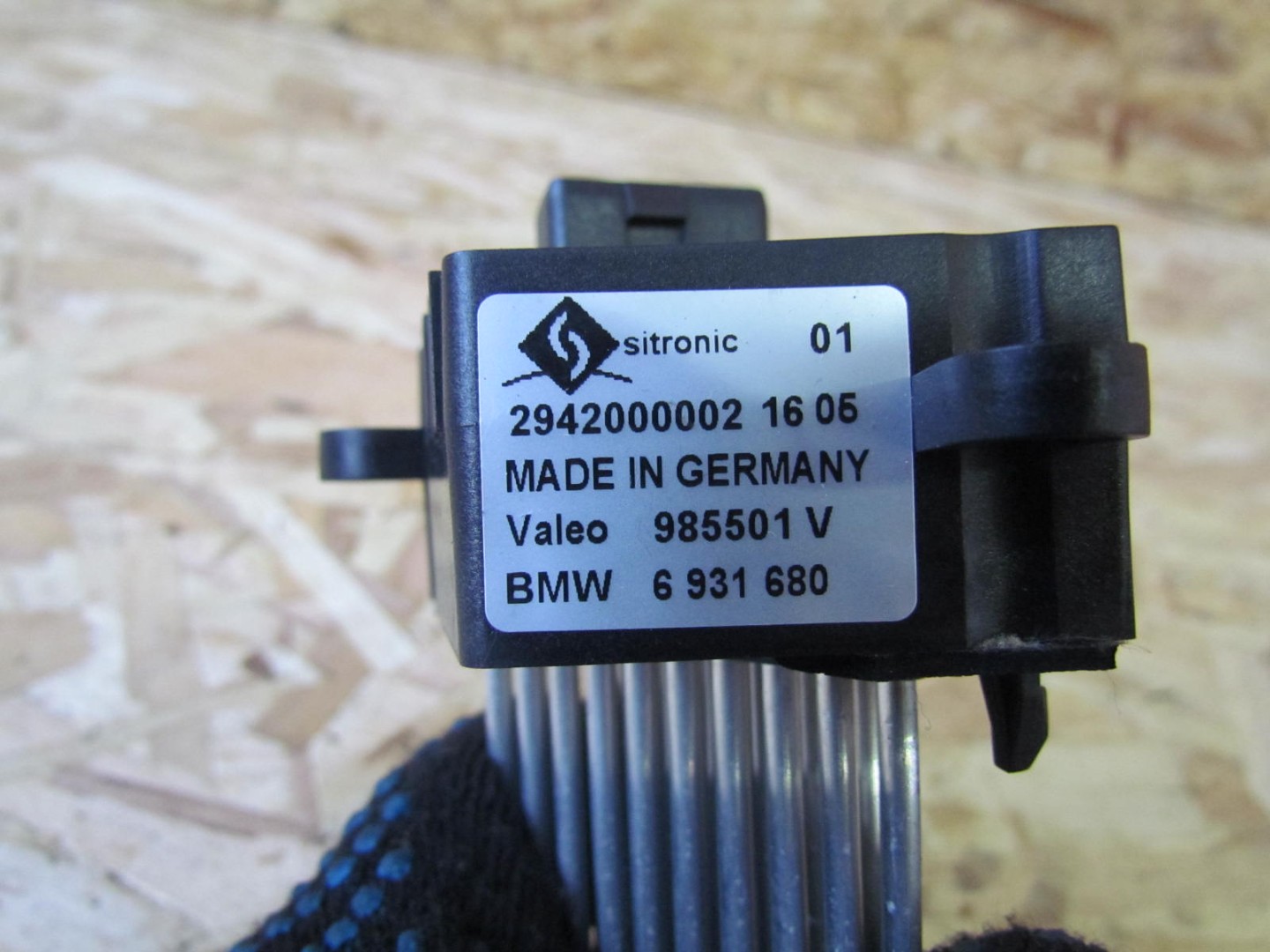 Печка бмв х5 е53. Резистор печки БМВ х5. Кронштейн дополнительного отопителя BMW. Резистор отопителя BMW e34. Разъемы резистора печки BMW e34.